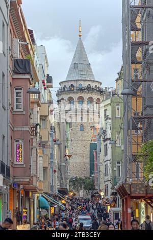 Istanbul, Türkei - 18. Oktober 2023: Blick auf das historische Wahrzeichen des Galata-Turms von der Buyuk Hendek Street in Beyoglu Herbsttag. Stockfoto