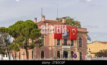 Edirne, Türkei - 17. Oktober 2023: Rathaus Der Gemeinde Edirne Mit Türkischen Fahnen, Herbsttag. Stockfoto