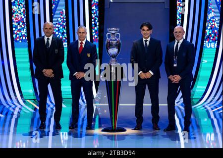 Luciano Spalletti (Italien, Trainer), Sylvinho (Albanien, Trainer), Zlatko Dalic (Kroatien, Trainer), Luis de la Fuente (Spanien, Trainer), GER, UEFA Euro 2024 Endrunde, Auslosung Elbphilharmonie Hamburg, 02.12.2023 Foto: Eibner-Pressefoto/Michael Memmler Stockfoto