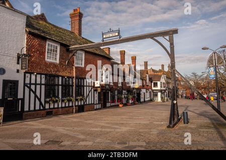 Crawley, 29. November 2023: Das George Hotel in der High Street Stockfoto