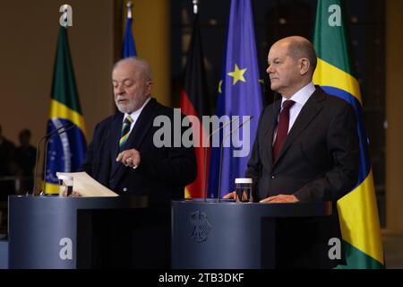 2. Deutsch-Brasilianische Regierungskonsultationen in Berlin Berlin, Deutschland - 4. Dezember 2023: Bundeskanzler Olaf Scholz R spricht mit dem Präsidenten von Brasilien, Luiz Inacio Lula da Silva, zu der Presse nach Unterzeichnung einer Partnerschaft für eine soziale gerechte und ökologische Transformation im Rahmen der 2. Deutsch-Brasilianische Regierungskonsultationen im Kanzleramt in Berlin. Berlin Credit: Imago/Alamy Live News Stockfoto