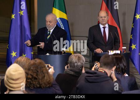 2. Deutsch-Brasilianische Regierungskonsultationen in Berlin Berlin, Deutschland - 4. Dezember 2023: Bundeskanzler Olaf Scholz R spricht mit dem Präsidenten von Brasilien, Luiz Inacio Lula da Silva, zu der Presse nach Unterzeichnung einer Partnerschaft für eine soziale gerechte und ökologische Transformation im Rahmen der 2. Deutsch-Brasilianische Regierungskonsultationen im Kanzleramt in Berlin. Berlin Credit: Imago/Alamy Live News Stockfoto