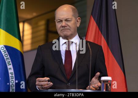 2. Deutsch-Brasilianische Regierungskonsultationen in Berlin Berlin, Deutschland - 4. Dezember 2023: Bundeskanzler Olaf Scholz spricht mit dem Präsidenten von Brasilien, Luiz Inacio Lula da Silva, nicht abgebildet zu der Presse nach Unterzeichnung einer Partnerschaft für eine soziale gerechte und ökologische Transformation im Rahmen der 2. Deutsch-Brasilianische Regierungskonsultationen im Kanzleramt in Berlin. Berlin Credit: Imago/Alamy Live News Stockfoto