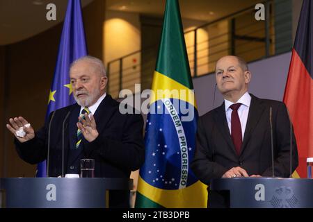 2. Deutsch-Brasilianische Regierungskonsultationen in Berlin Berlin, Deutschland - 4. Dezember 2023: Bundeskanzler Olaf Scholz R spricht mit dem Präsidenten von Brasilien, Luiz Inacio Lula da Silva, zu der Presse nach Unterzeichnung einer Partnerschaft für eine soziale gerechte und ökologische Transformation im Rahmen der 2. Deutsch-Brasilianische Regierungskonsultationen im Kanzleramt in Berlin. Berlin Credit: Imago/Alamy Live News Stockfoto