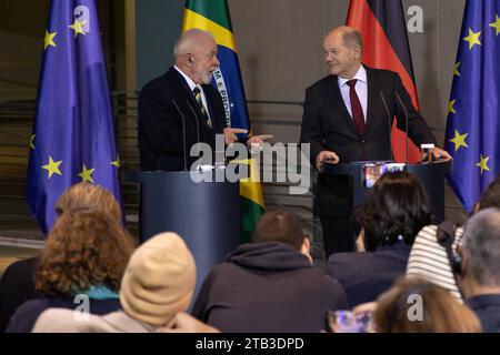 2. Deutsch-Brasilianische Regierungskonsultationen in Berlin Berlin, Deutschland - 4. Dezember 2023: Bundeskanzler Olaf Scholz R spricht mit dem Präsidenten von Brasilien, Luiz Inacio Lula da Silva, zu der Presse nach Unterzeichnung einer Partnerschaft für eine soziale gerechte und ökologische Transformation im Rahmen der 2. Deutsch-Brasilianische Regierungskonsultationen im Kanzleramt in Berlin. Berlin Credit: Imago/Alamy Live News Stockfoto