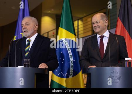 2. Deutsch-Brasilianische Regierungskonsultationen in Berlin Berlin, Deutschland - 4. Dezember 2023: Bundeskanzler Olaf Scholz R spricht mit dem Präsidenten von Brasilien, Luiz Inacio Lula da Silva, zu der Presse nach Unterzeichnung einer Partnerschaft für eine soziale gerechte und ökologische Transformation im Rahmen der 2. Deutsch-Brasilianische Regierungskonsultationen im Kanzleramt in Berlin. Berlin Credit: Imago/Alamy Live News Stockfoto