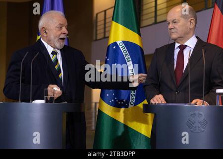 2. Deutsch-Brasilianische Regierungskonsultationen in Berlin Berlin, Deutschland - 4. Dezember 2023: Bundeskanzler Olaf Scholz R spricht mit dem Präsidenten von Brasilien, Luiz Inacio Lula da Silva, zu der Presse nach Unterzeichnung einer Partnerschaft für eine soziale gerechte und ökologische Transformation im Rahmen der 2. Deutsch-Brasilianische Regierungskonsultationen im Kanzleramt in Berlin. Berlin Credit: Imago/Alamy Live News Stockfoto