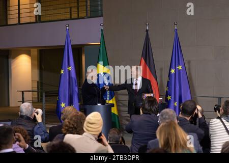 2. Deutsch-Brasilianische Regierungskonsultationen in Berlin Berlin, Deutschland - 4. Dezember 2023: Bundeskanzler Olaf Scholz R spricht mit dem Präsidenten von Brasilien, Luiz Inacio Lula da Silva, zu der Presse nach Unterzeichnung einer Partnerschaft für eine soziale gerechte und ökologische Transformation im Rahmen der 2. Deutsch-Brasilianische Regierungskonsultationen im Kanzleramt in Berlin. Berlin Credit: Imago/Alamy Live News Stockfoto