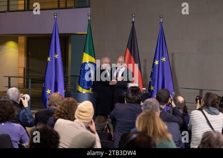 2. Deutsch-Brasilianische Regierungskonsultationen in Berlin Berlin, Deutschland - 4. Dezember 2023: Bundeskanzler Olaf Scholz R spricht mit dem Präsidenten von Brasilien, Luiz Inacio Lula da Silva, zu der Presse nach Unterzeichnung einer Partnerschaft für eine soziale gerechte und ökologische Transformation im Rahmen der 2. Deutsch-Brasilianische Regierungskonsultationen im Kanzleramt in Berlin. Berlin Credit: Imago/Alamy Live News Stockfoto