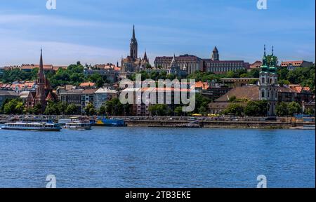 Das Burgviertel und die Uferpromenade vom Ostufer der Donau in Budapest im Sommer Stockfoto