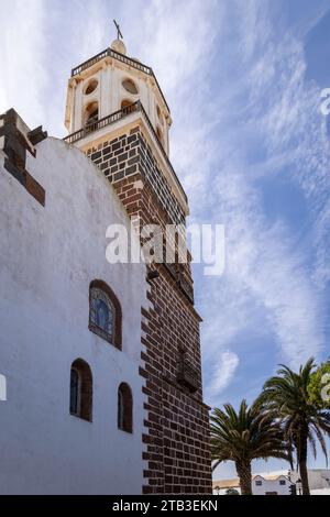 Straßenblick auf die Iglesia de Nuestra Señora de Guadalupe auf der Plaza de la Constitución, Teguise Village, Lanzarote, Kanarischen Inseln, Spanien. Stockfoto