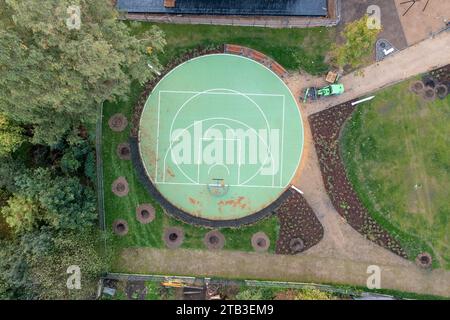 Drohnenfotografie eines kleinen Basketballplatzes am Herbsttag Stockfoto