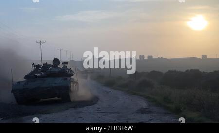 Ein israelischer Militärpanzer rollt in der Nähe der Grenze zum Gazastreifen, während die Kämpfe zwischen Israel und der militanten Gruppe Hamas nach einem einwöchigen Waffenstillstand am 3. Dezember 2023 in der israelischen Grenze zu Gaza andauerten. Israel verstärkt die militärischen Operationen in Gaza, nachdem ein anhaltender Waffenstillstand zwischen Hamas und Israel nicht länger als eine Woche andauerte, trotz diplomatischer Gespräche und Freilassung von Gefangenen. Stockfoto