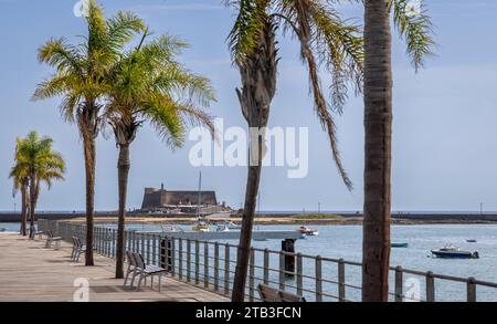 Blick auf die Küste von Castillo de San Gabriel am Meer von Arrecife, Lanzarote, Kanarischen Inseln, Spanien. Stockfoto