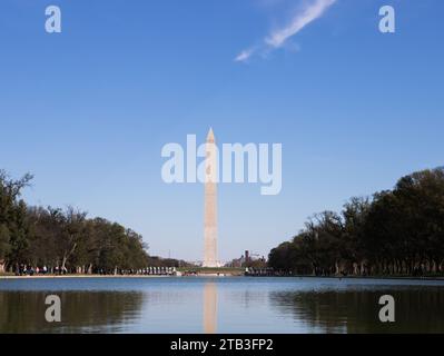 Das Washington Monument ist ein Obelisk in der National Mall in Washington, D.C., das zu Gedenken an George Washington, einen Gründervater der USA, erbaut wurde Stockfoto