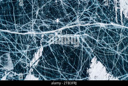 Blick von oben nach unten auf das blaue Eis des Baikalsees. Winterlandschaft, gefrorener See. Eisreich. Stockfoto