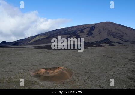 Piton de la Fournaise, von der Spitze der Caldera am Bellecombe-Pass, Insel Réunion, Frankreich. Vulkan La Réunion, malerische Vulkanlandschaft. Stockfoto