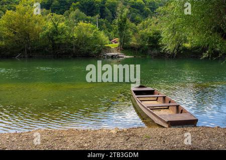 Ein Holzboot auf dem Fluss Una in der Nähe von Martin Brod, Bihac, im Una-Nationalpark. Kanton Una-Sana, Föderation Bosnien und Herzegowina. Anfang September Stockfoto