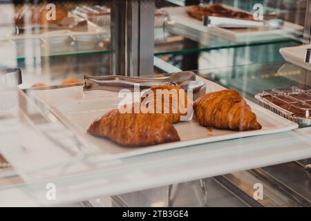 In der Cafeteria werden Croissants serviert Stockfoto
