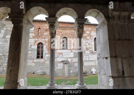 103 NW-Flügel ehemaliges Marienkloster von der exonarthex-Kirche aus gesehen, heute das Archäologische Museum. Apollonien-Albanien. Stockfoto