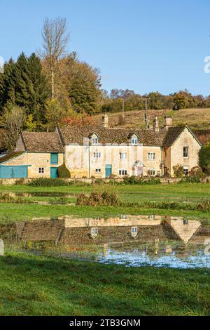 Stowell Mill (oder Yanworth Mill) spiegelt sich in Hochwasser aus dem Infant River Coln in der Nähe des Dorfes Yanworth, Gloucestershire, England, Großbritannien Stockfoto