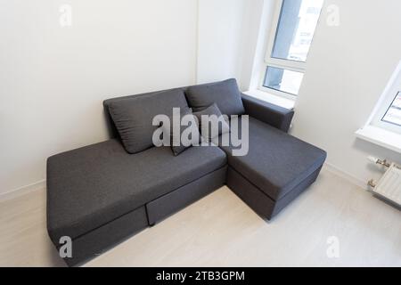 Ein Sofa in seitlichem Winkel Stockfoto