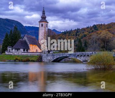 Die malerische Kirche St. Johannes der Täufer am Bohinj-See, Slowenien. Stockfoto