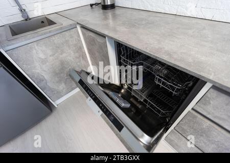 Geschirrspüler in moderner Küche integriert Stockfoto