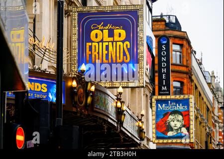 London, Großbritannien. Old Friends im Gielgud Theatre und Les Miserables im Sondheim Theatre an der Shaftesbury Avenue, November 2023 Stockfoto