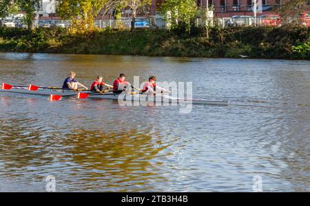 Belfast County Down Northern Ireland, 18. November 2023 – vier Skulls rudern auf dem Fluss Lagan Stockfoto