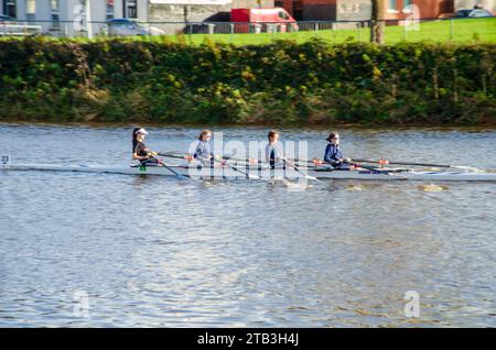 Belfast County Down Northern Ireland, 18. November 2023 – vier weibliche Skulls rudern auf dem Fluss Lagan Stockfoto