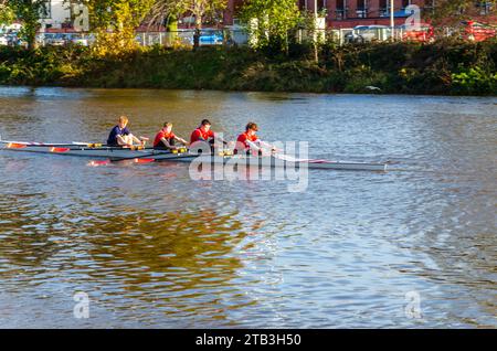 Belfast County Down Northern Ireland, 18. November 2023 – vier Skulls rudern auf dem Fluss Lagan Stockfoto