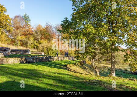 Herbstfarben in der Chedworth Roman Villa in der Nähe des Cotswold Dorfes Yanworth, Gloucestershire, England Großbritannien Stockfoto