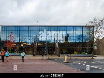 Belfast County Down Northern Ireland, 18. November 2023 – Queens University Students Union mit Reflexionen und Menschen, die die Straße überqueren Stockfoto