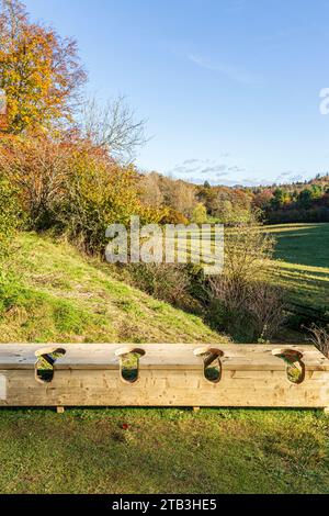 Eine Rekonstruktion einer römischen Toilette in der Chedworth Roman Villa in der Nähe des Cotswold Dorfes Yanworth, Gloucestershire, England Großbritannien Stockfoto