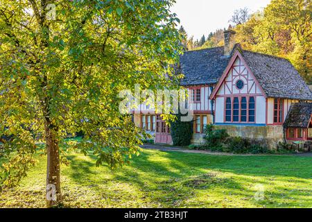 Herbstfarben rund um das Museum in der Chedworth Roman Villa in der Nähe des Cotswold Dorfes Yanworth, Gloucestershire, England Großbritannien Stockfoto