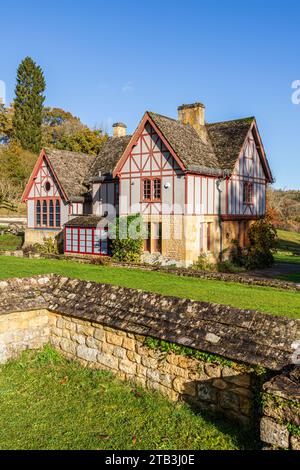 Herbstfarben rund um das Museum in der Chedworth Roman Villa in der Nähe des Cotswold Dorfes Yanworth, Gloucestershire, England Großbritannien Stockfoto