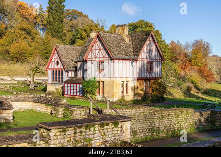 Herbstfarben rund um das Museum in der Chedworth Roman Villa in der Nähe des Cotswold Dorfes Yanworth, Gloucestershire, England Großbritannien Stockfoto