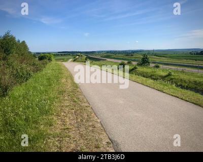 Blick auf die Asphaltstraße neben der Autobahn. Stockfoto