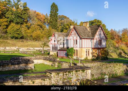 Herbstfarben rund um das Museum in der Chedworth Roman Villa in der Nähe des Cotswold Dorfes Yanworth, Gloucestershire, England Großbritannien Stockfoto