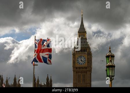 Der Elizabeth Tower, auch bekannt als Big Ben, und die Union Jack, die Flagge des Vereinigten Königreichs Stockfoto