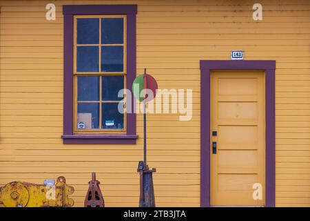 Mill City, Oregon, USA - 22. Oktober 2023: Nahaufnahme der Außenseite des Museumsgebäudes. Stockfoto