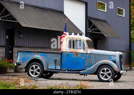 Mill City, Oregon, USA – 22. Oktober 2023: Ein alter ford-Pick-Up steht vor einem Geschäft. Stockfoto