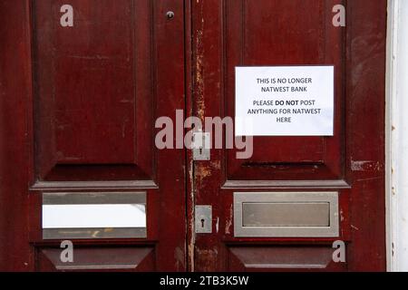 Windsor, Berkshire, Großbritannien. Dezember 2023. Eine Nachricht an der Tür der ehemaligen NatWest Bank in Windsor. Im Stadtzentrum von Windsor gibt es keine Banken mehr, nur eine Nationwide Building Society und die Post Office Credit: Maureen McLean/Alamy Stockfoto