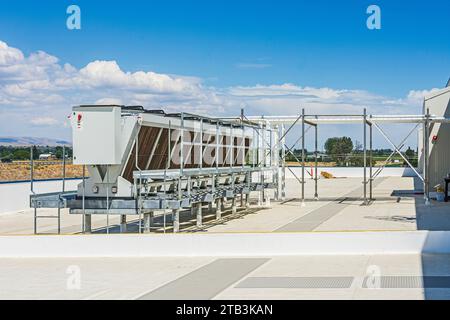 Elektrische Schalttafel an einem adiabatischen Kondensator auf dem Dach eines CO2-Kühllagers (Industriekühlung). Stockfoto