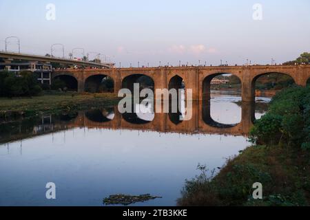 Am 30. November 2023 wurde die Chhatrapati Shivaji-Brücke 1924 erbaut, diese Heritage-Brücke wurde während der britischen Herrschaft von Raobahadur Ganpatrao Mahadeo Kenjale erbaut Stockfoto