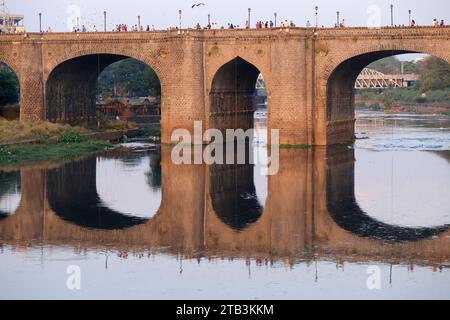 Am 30. November 2023 wurde die Chhatrapati Shivaji-Brücke 1924 erbaut, diese Heritage-Brücke wurde während der britischen Herrschaft von Raobahadur Ganpatrao Mahadeo Kenjale erbaut Stockfoto