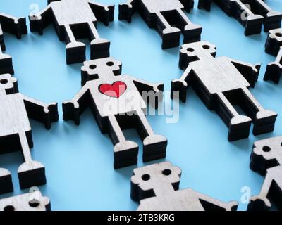 Roboter und einer mit Herz. Das Konzept der emotionalen Intelligenz, Emotionen und Gefühle für künstliche Intelligenz. Stockfoto