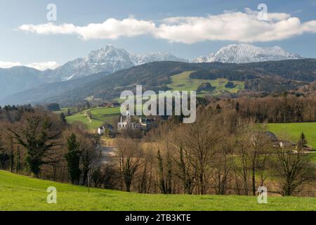 Panorama über Höglwörth im zeitigen Frühjahr mit Hochstaufen und Zwiesel im Hintergrund, Höglwörth ist eine ehem. Augustinerchorherrstift in der Gemei Stockfoto