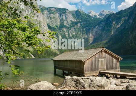 Bootshütte an der Fischunklalm am Obersee hinter dem Königssee im Nationalpark Berchtesgadener Land, Oberbayern, Deutschland Stockfoto